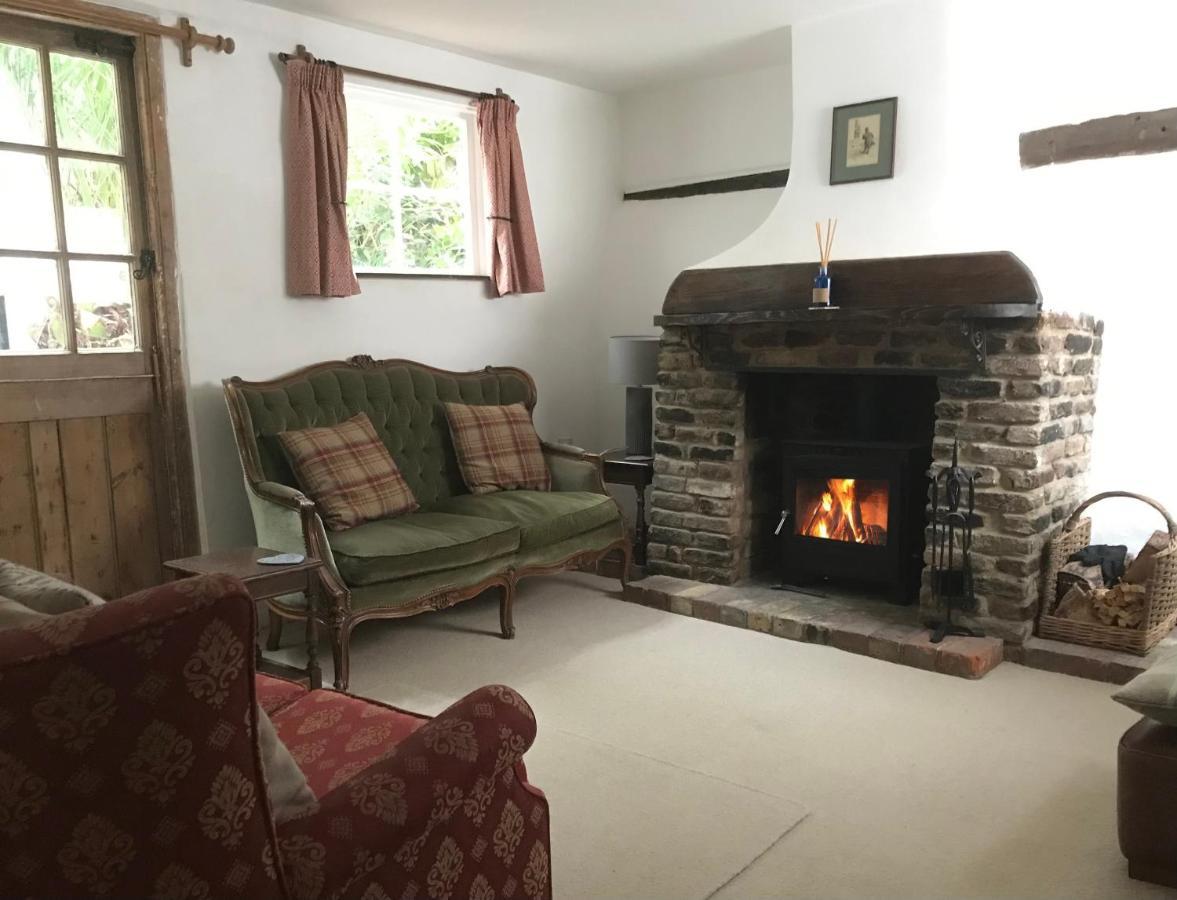 Tudor Cottage แซนด์วิช ภายนอก รูปภาพ